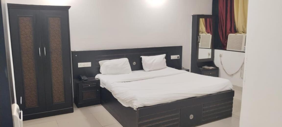 Surya Continental Lucknow Exterior foto